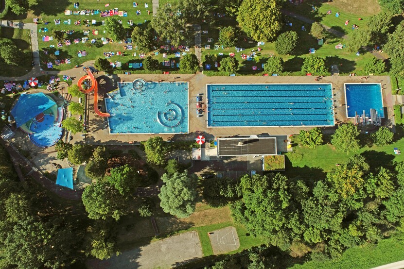 Freibad von oben, alle Becken dargestellt, Liegewiese mit Baumbestand