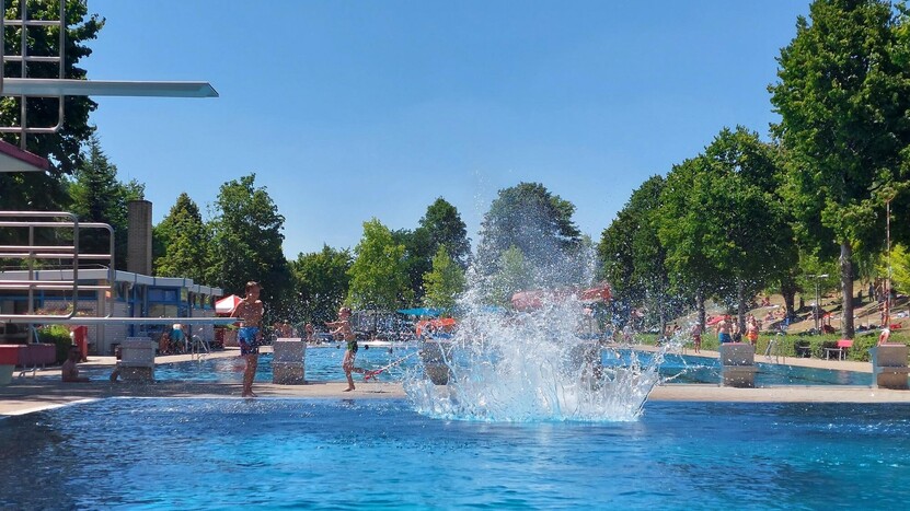 Wasserfontäne im Sprungbecken nach Eintauchen