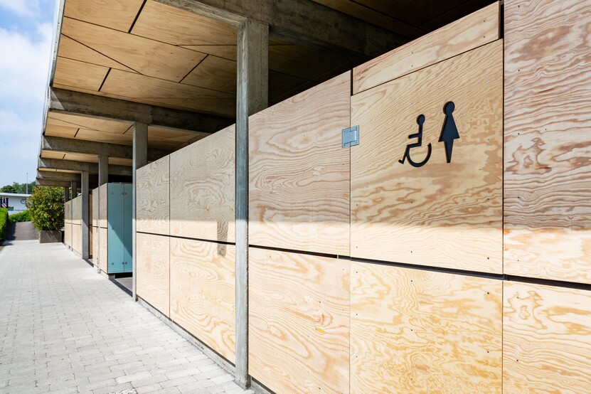 Außenansicht Umkleidegebäude, helle Holzverkleidung