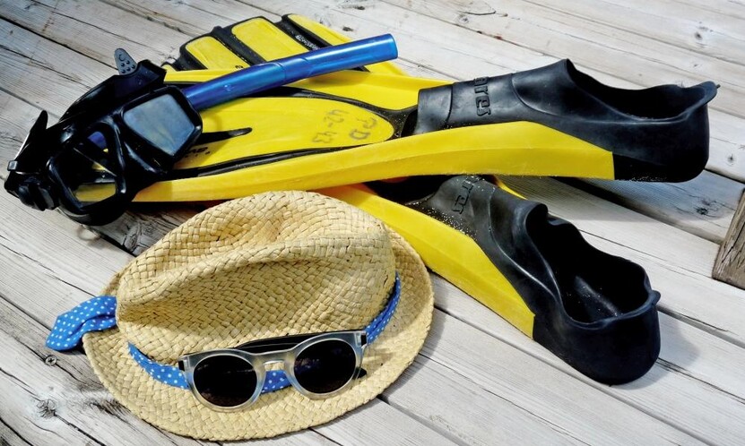 Sonnenhut mit blauem Band, Sonnenbrille, Taucherbrille mit Schnorchel, gelbe-schwarze Flossen 